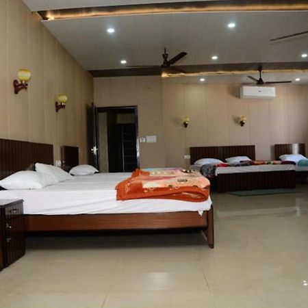 Krazy Hotel Халдвані Екстер'єр фото