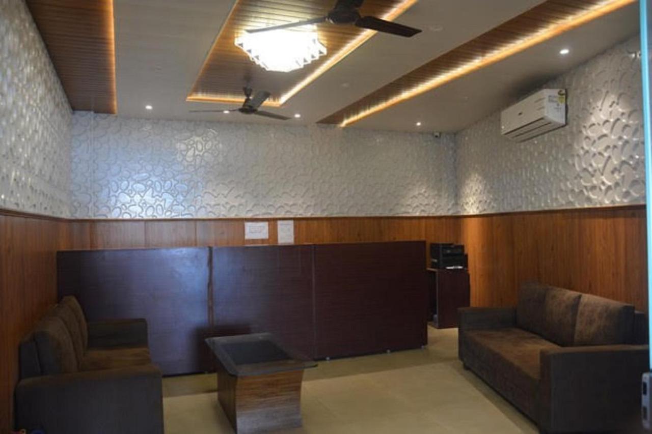 Krazy Hotel Халдвані Екстер'єр фото