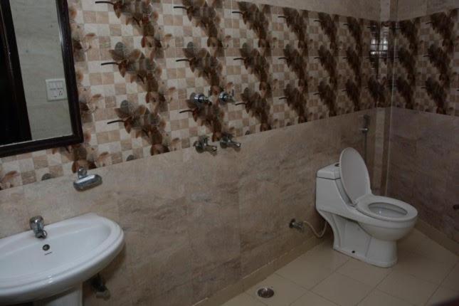 Krazy Hotel Халдвані Екстер'єр фото