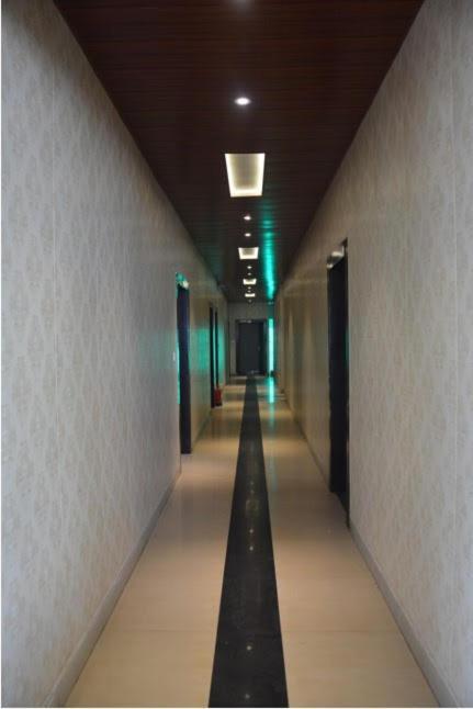 Krazy Hotel Халдвані Екстер'єр фото