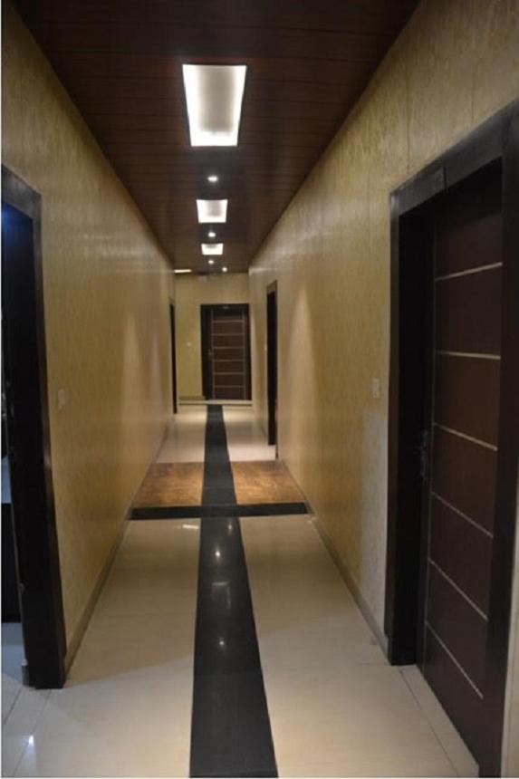 Krazy Hotel Халдвані Екстер'єр фото