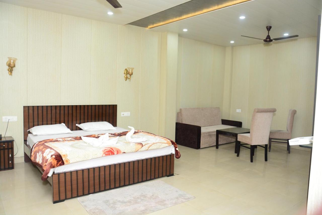 Krazy Hotel Халдвані Екстер'єр фото