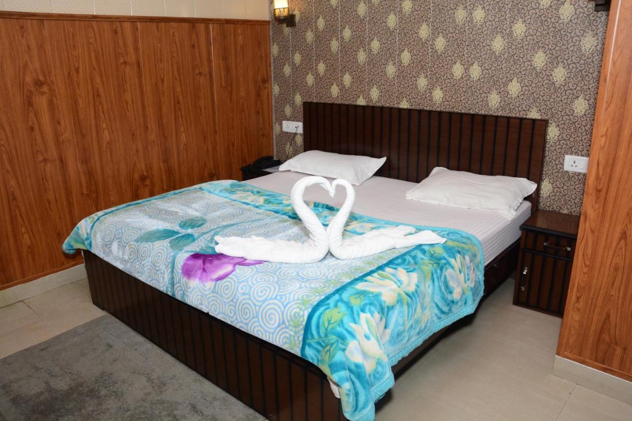 Krazy Hotel Халдвані Екстер'єр фото