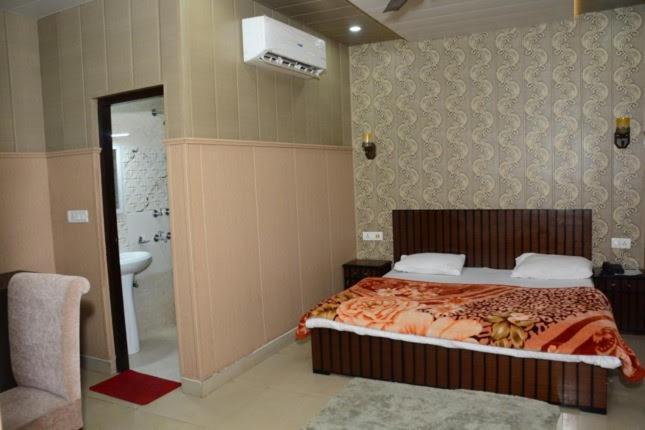 Krazy Hotel Халдвані Екстер'єр фото