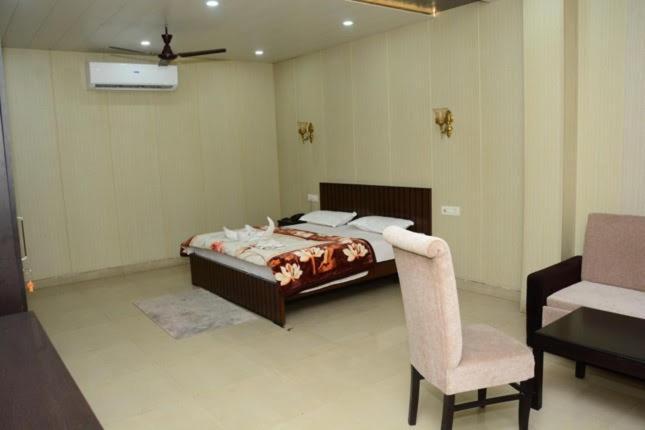 Krazy Hotel Халдвані Екстер'єр фото