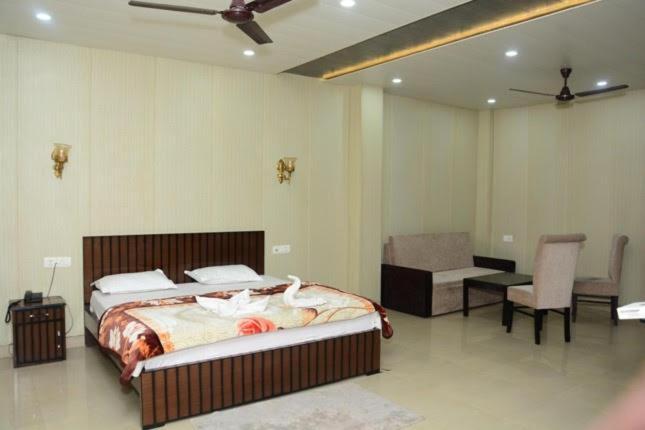 Krazy Hotel Халдвані Екстер'єр фото